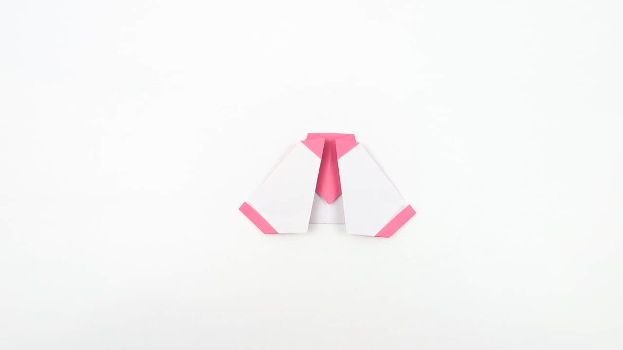 Both feet should point outward evenly so the penguin balances and stands flat.